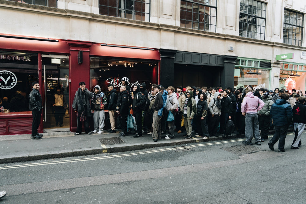 Vescartes Londra mağazası önündeki kuyruk